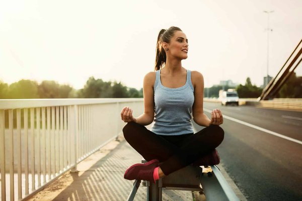 Come prevenire i dolori al collo e alle spalle legati a una cattiva postura al lavoro?